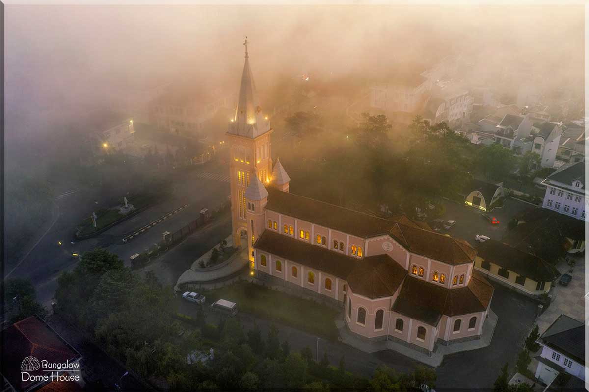 Nhà thờ Con Gà trong sương sớm